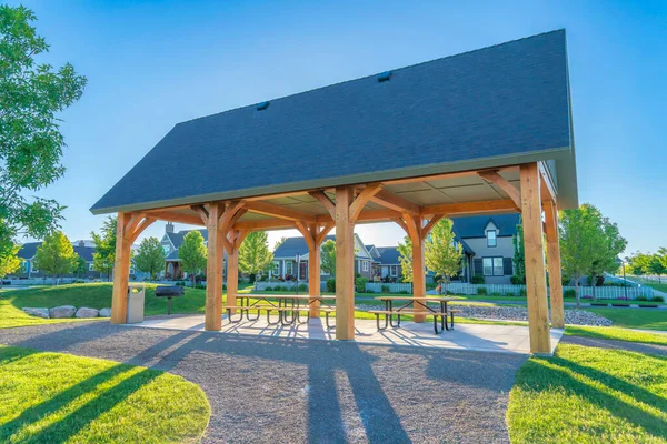 Utah 'taki Daybreak yerleşim bölgesinde halka açık bir parkta üç piknik masası olan Pavilion.