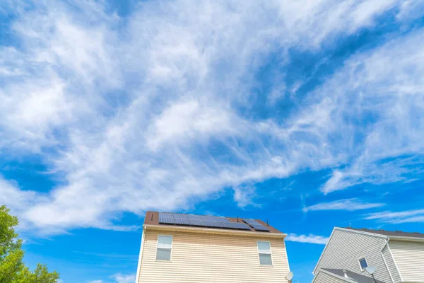 Vista de ángulo bajo de dos casas con paredes de vinilo de madera y paneles solares en el techo en el valle de Utah — Foto de Stock