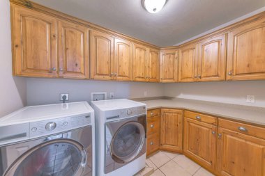 Yerler ve duvarlar ahşap dolaplarla dolu bir çamaşırhane.