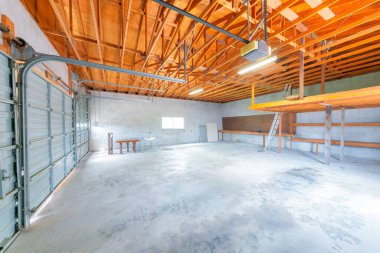 Otomatik kapı operatörü olan büyük bir garaj.