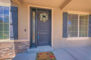 Kilit kutusu, çelengi ve yan paneli olan siyah ön kapı.