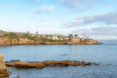 La Jolla kayalık kıyı şeritleri ve Kaliforniya 'daki sahil evleri.