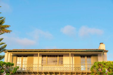 La Jolla, Kaliforniya 'da iki çift kapılı ve panjurlu bir balkonun alçak açılı görüntüsü