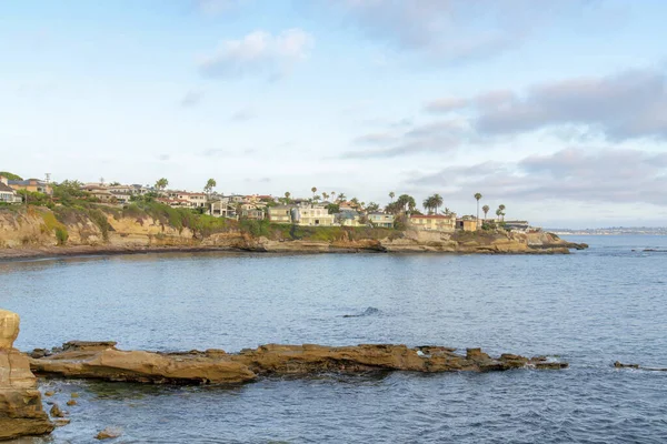 La Jolla skaliste linie brzegowe z domami przy plaży w Kalifornii — Zdjęcie stockowe