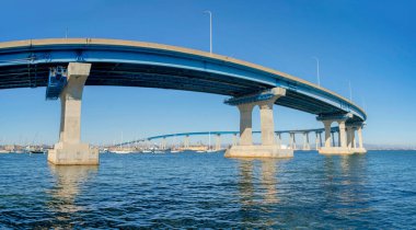 Coronado, San Diego, Kaliforniya 'da suyun üzerindeki eğri köprü.