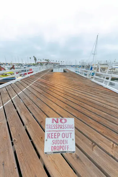 Segnaletica su un pavimento di assi di legno di un molo a Oceanside, California — Foto Stock