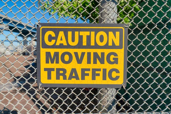 Voorzichtig verkeersbord op een hek in Coronado, San Diego, Californië — Stockfoto