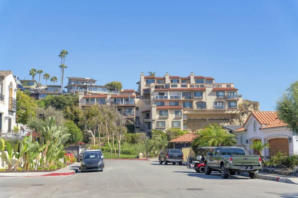 Street in a residential area with parked vehicles on the side at San Clemente, California — Stock Photo, Image