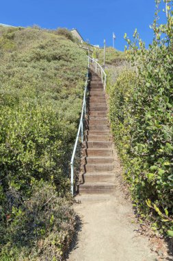 San Clemente, Kaliforniya 'daki bir tepede tırabzan döşeli tahta merdivenler.