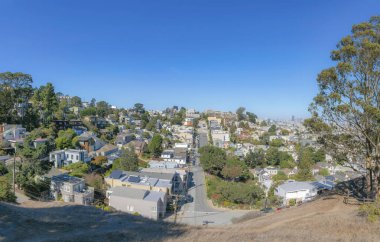 San Clemente, Kaliforniya 'daki bir yerleşim bölgesinin dağ manzarası