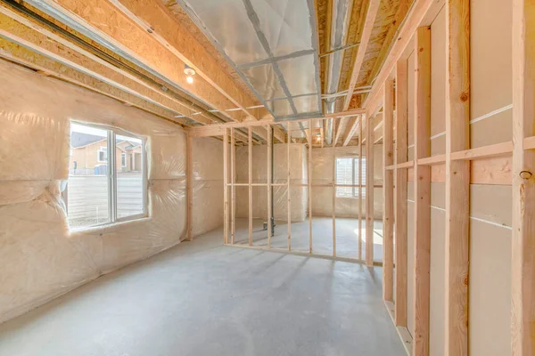 나무 골조 와방 한 벽 이 있는 완성되지 않은 지하실 — 스톡 사진