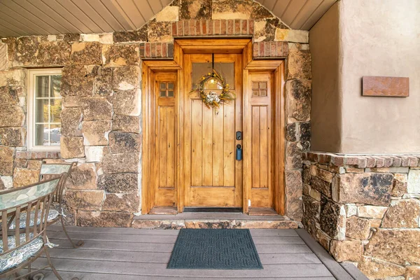 Puerta delantera de madera de una casa con corona, ventana y paneles laterales — Foto de Stock
