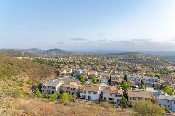 Woonwijk op een berg in de buurt van het Double Peak Park in San Marcos, Californië — Stockfoto