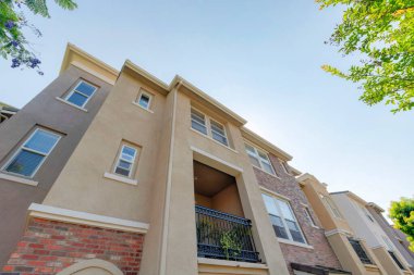 San Marcos, Kaliforniya 'da düşük katlı bir apartman.