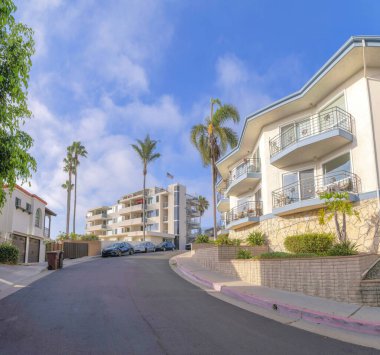 San Clemente, Kaliforniya 'daki yerleşim yerlerinin ortasındaki kavis yolu.