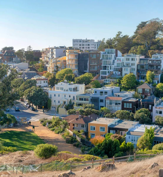 Wohnhäuser mit Kreuzungsstraße in der Mitte in der Bucht von San Francisco, Kalifornien — Stockfoto