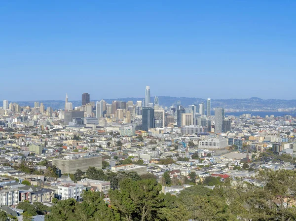 カリフォルニアの空に対するサンフランシスコ・ベイエリアの街並み — ストック写真