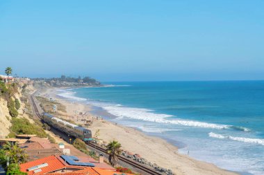 San Clemente, California 'da sahilin yanından geçen tren.