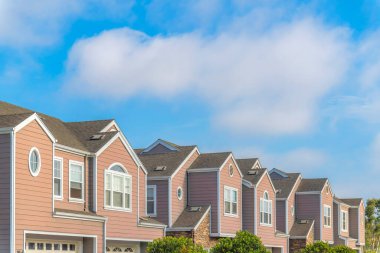 Carlsbad, San Diego, California 'daki ahşap kaplamalı kasaba evleri.