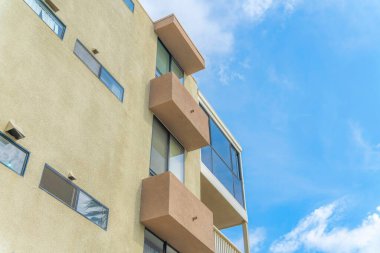 Carlsbad, San Diego, California 'da beton pencere güneşlikleri olan bir binanın dışı.