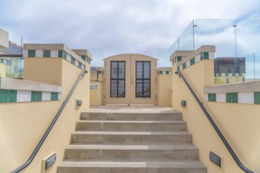 Carlsbad, San Diego, Kaliforniya 'da beton merdivenler ve duvara monte edilmiş tırabzan.