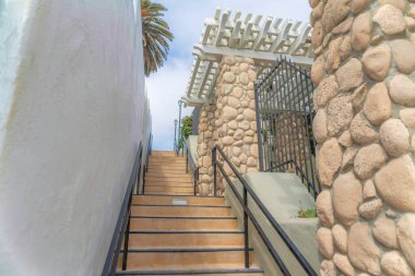 Carlsbad, San Diego, California 'daki binaların ortasında metal parmaklıklı beton merdivenler.