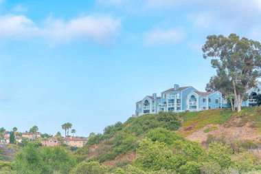San Diego, Kaliforniya 'daki Carlsbad yamacının tepesindeki evler.