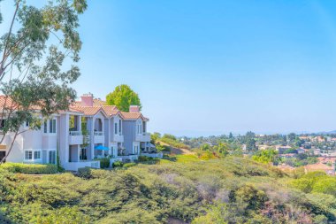 San Marcos, San Diego, California 'daki dağın tepesindeki iki katlı evler.