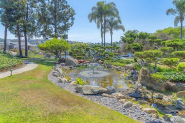 San Marcos, San Diego, California 'da küçük bir gölette çeşmesi olan küçük bir bahçe parkı.