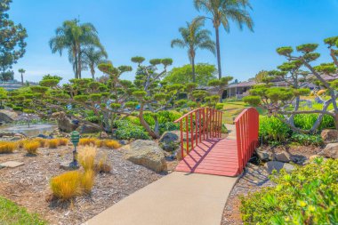 San Marcos, San Diego, Kaliforniya 'daki bir parkta küçük kemerli kırmızı köprü.