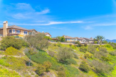 San Marcos, San Diego, California 'daki bir dağın tepesindeki evler.