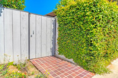 San Diego, Kaliforniya 'daki La Jolla' da kırmızı taş kiremitli ahşap çit girişi