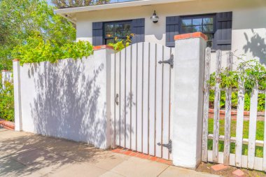 Beyaz taraf San Diego, Kaliforniya 'daki La Jolla' nın ön kapısında.