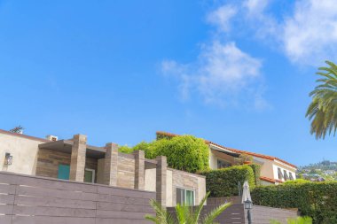 La Jolla, San Diego, California 'da duvarları ve çitleri olan evler.