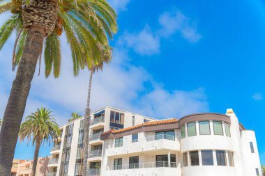 La Jolla, San Diego, California 'da farklı tasarımları olan çok katlı binalar.