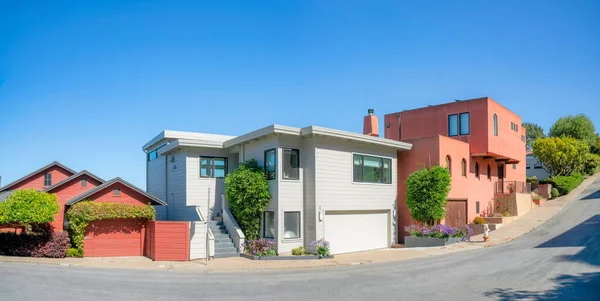 Tři domy na úpatí kopce v San Franciscu, Kalifornie — Stock fotografie