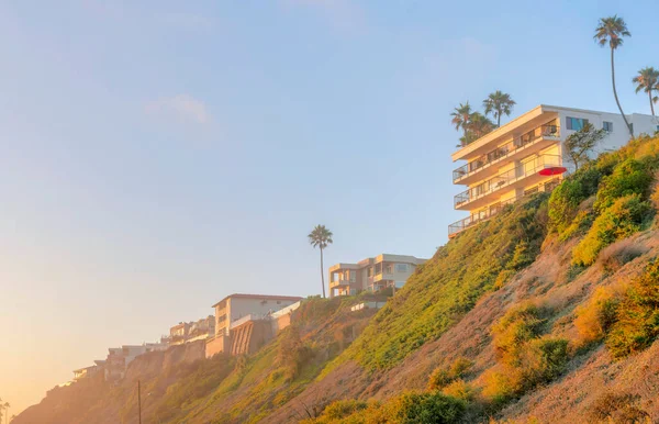 Flat buildings on top of a mountain against the sunset sky at San Clemente, California — Stock Photo, Image