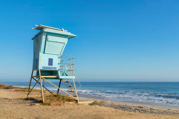 Hellblauer Rettungsschwimmturm an einem Sandstrand in San Clemente, Kalifornien — Stockfoto