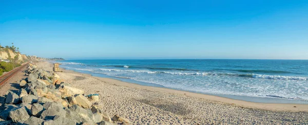 Vista panorámica de la playa cerca de las vías del tren en San Clemente, California — Foto de Stock