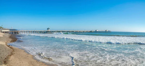 Grandes olas cerca del muelle en San Clemente, Condado de Orange, California — Foto de Stock