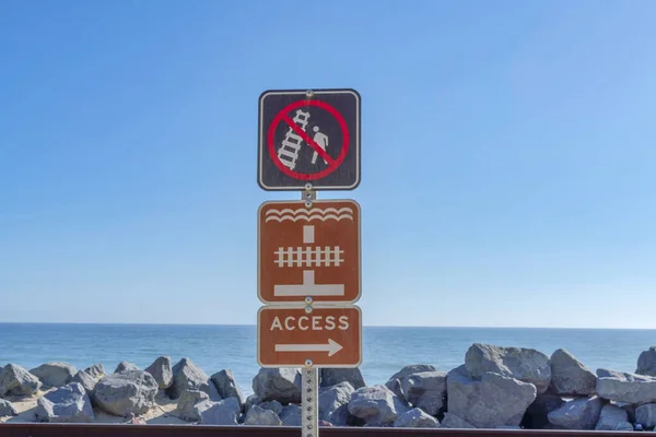 No crossing the tracks, railway and access signs near the beach at San Clemente, California — Stock Photo, Image