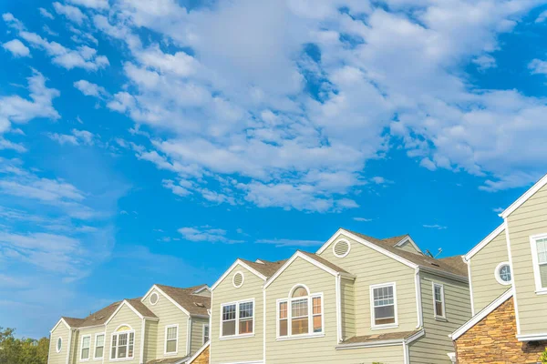 Casas adosadas con revestimientos de vinilo de madera verde claro en Carlsbad, San Diego, California — Foto de Stock