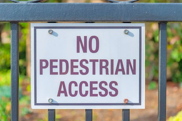 Ninguna señalización de acceso peatonal en una barandilla metálica en Carlsbad, San Diego, California — Foto de Stock