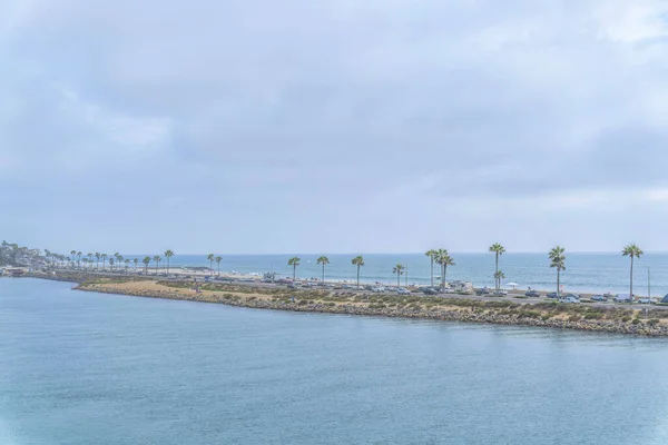 Widok na lagunę Agua Hedionda w pobliżu plaży i drogi w środku w Carlsbad, San Diego, CA — Zdjęcie stockowe