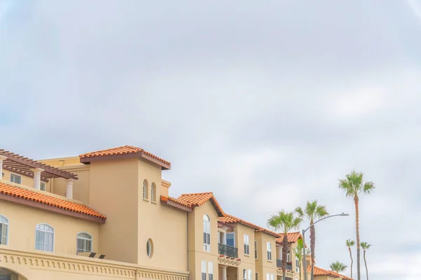 Appartementengebouw met klei tegels dakbedekking en balkons op Carlsbad, San Diego, Californië — Stockfoto