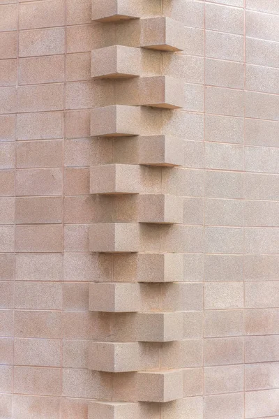 Угол стены здания с расширенным дизайном блоков в Карловых Варах, Сан-Диего, Калифорния — стоковое фото