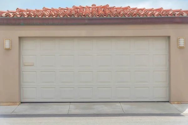 Garaje exterior con puerta seccional y techo de tejas de hormigón en Carlsbad, San Diego, California — Foto de Stock