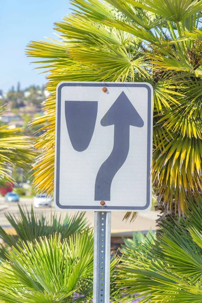 Mantenga la señalización derecha contra las hojas verdes en San Marcos, San Diego, California — Foto de Stock