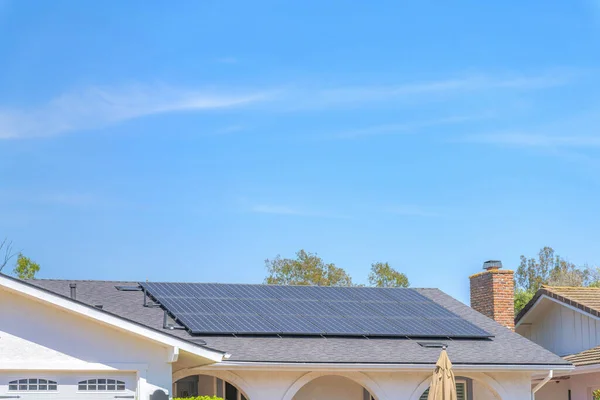 位于加利福尼亚州圣地亚哥圣马科斯市房屋外壳上的太阳能电池板 — 图库照片