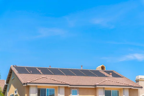 Calentadores solares en la parte superior de un techo de hormigón en San Marcos, San Diego, California — Foto de Stock